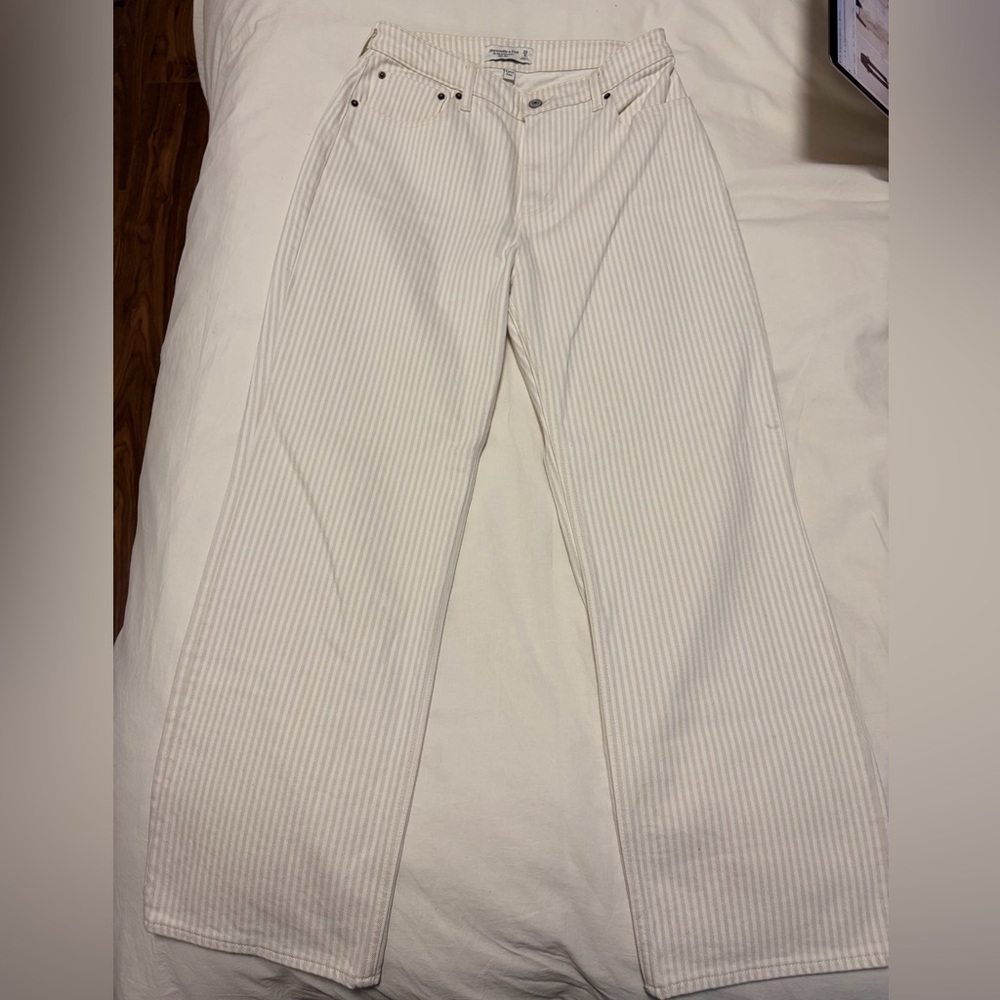 Abercrombie & Fitch Off-White Relaxed Jeans